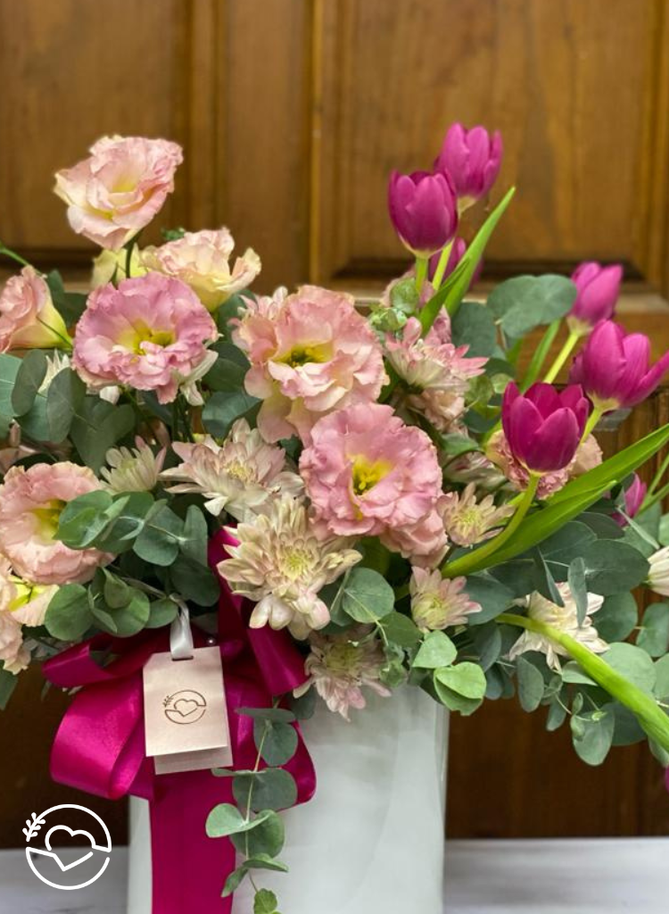 Jarron con tulipanes y lisianthus