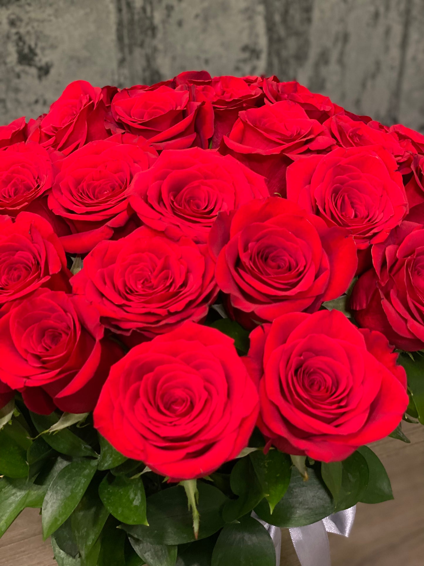 24 rosas rojas en florero