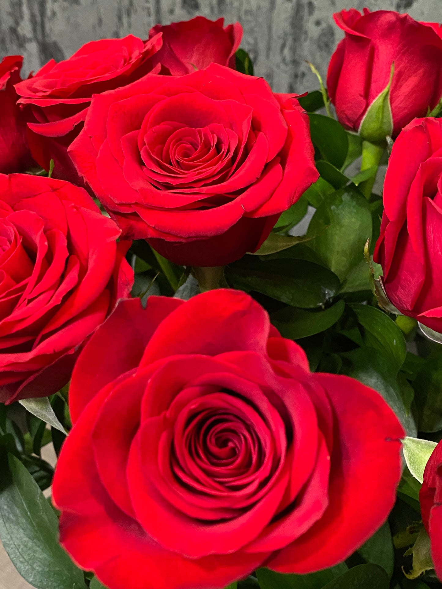 12 rosas rojas en florero