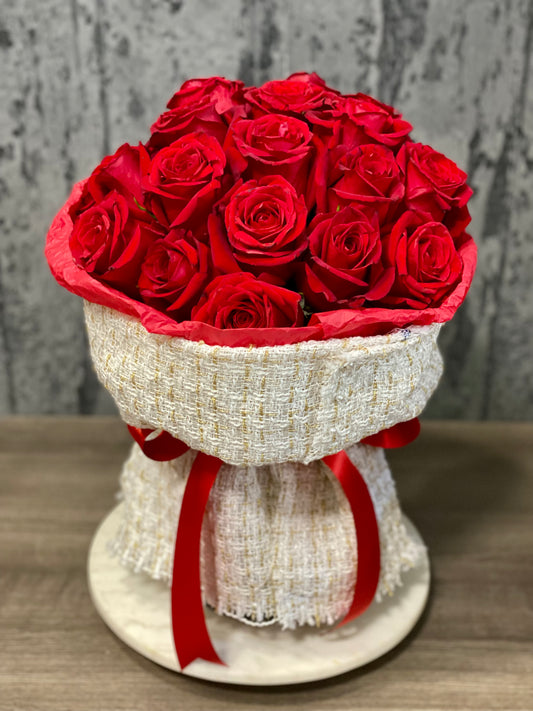 Bouquet tela tweed con 24 rosas rojas